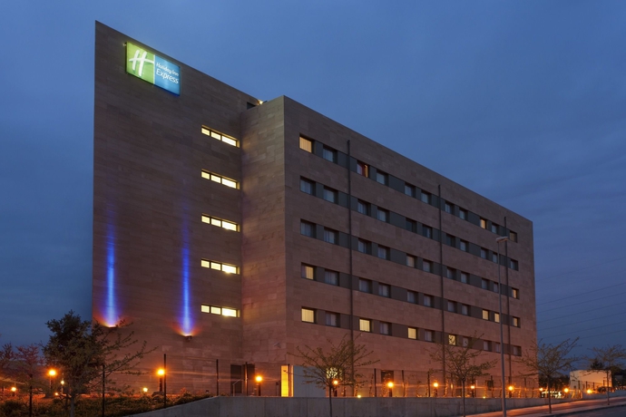 Imagen de los exteriores del Hotel Holiday Inn Express Barcelona - Sant Cugat, An Ihg. Foto 10