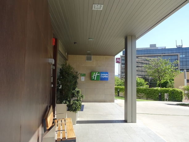 Imagen de los exteriores del Hotel Holiday Inn Express Barcelona - Sant Cugat, An Ihg. Foto 12