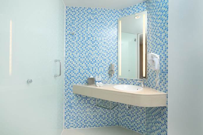 Imagen de la habitación del Hotel Holiday Inn Express Baruna Bali. Foto 8