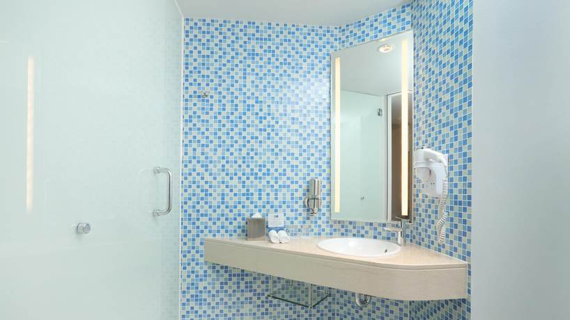 Imagen de la habitación del Hotel Holiday Inn Express Baruna Bali. Foto 11