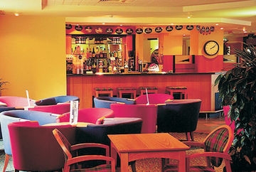 Imagen del bar/restaurante del Hotel Holiday Inn Express Birming. Foto 11