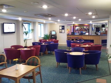 Imagen del bar/restaurante del Hotel Holiday Inn Express Birming. Foto 13