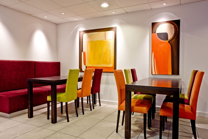 Imagen del bar/restaurante del Hotel Holiday Inn Express Birmingham - South A45. Foto 4