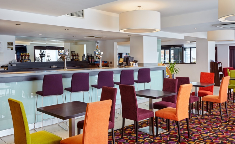 Imagen del bar/restaurante del Hotel Holiday Inn Express Birmingham - South A45. Foto 6