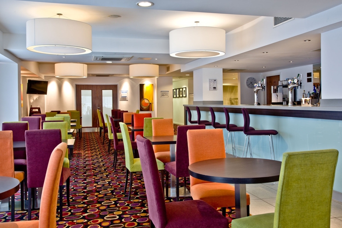 Imagen del bar/restaurante del Hotel Holiday Inn Express Birmingham - South A45. Foto 7