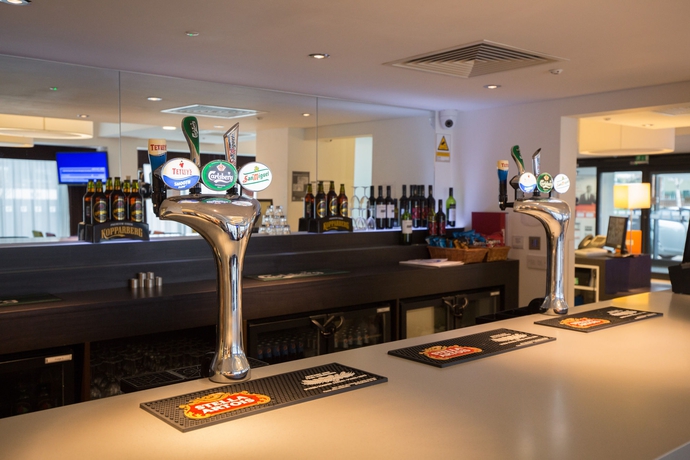 Imagen del bar/restaurante del Hotel Holiday Inn Express Birmingham - South A45. Foto 9