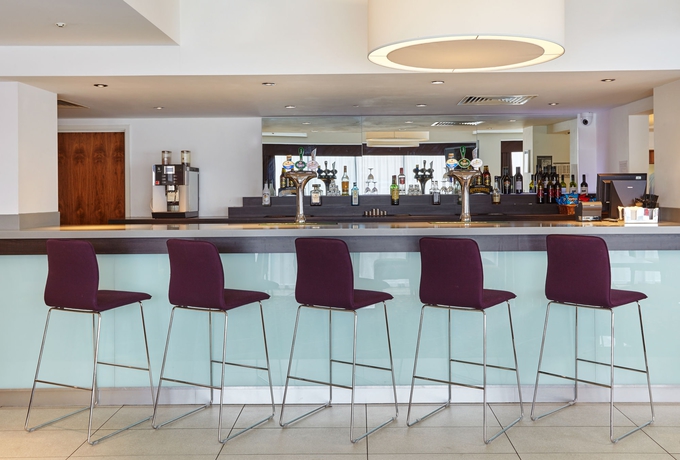 Imagen del bar/restaurante del Hotel Holiday Inn Express Birmingham - South A45. Foto 11
