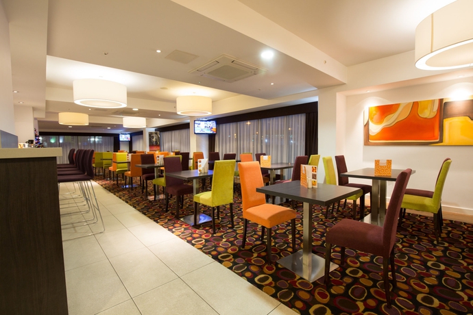 Imagen del bar/restaurante del Hotel Holiday Inn Express Birmingham - South A45. Foto 12