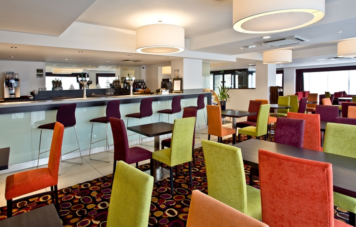 Imagen del bar/restaurante del Hotel Holiday Inn Express Birmingham - South A45. Foto 13