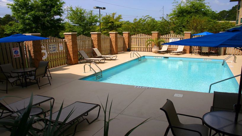 Imagen de la piscina del Hotel Holiday Inn Express Bluffton At Hilton Head Area, An Ihg. Foto 18
