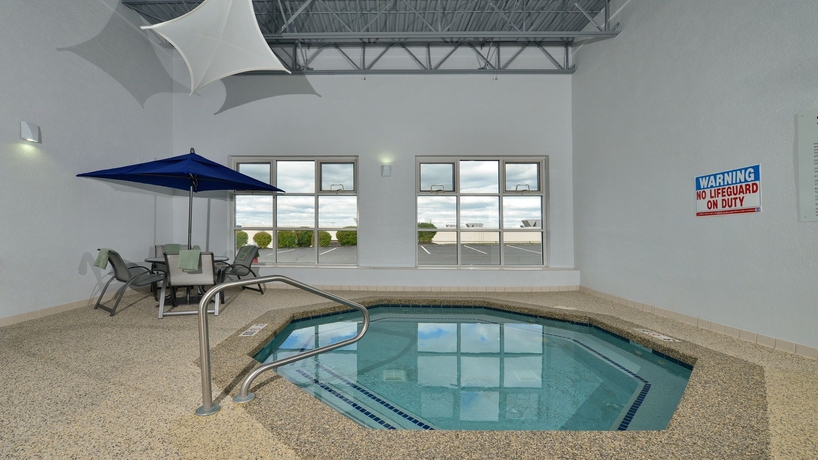 Imagen de la piscina del Hotel Holiday Inn Express Boston - Milford, An Ihg. Foto 15