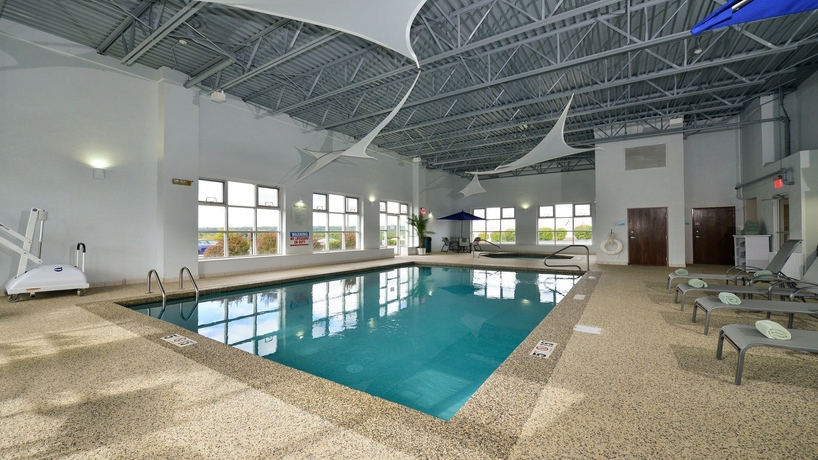 Imagen de la piscina del Hotel Holiday Inn Express Boston - Milford, An Ihg. Foto 16