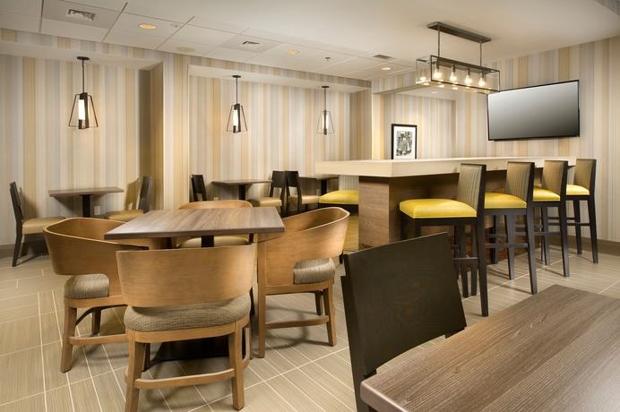Imagen del bar/restaurante del Hotel Holiday Inn Express Boston North-woburn. Foto 2