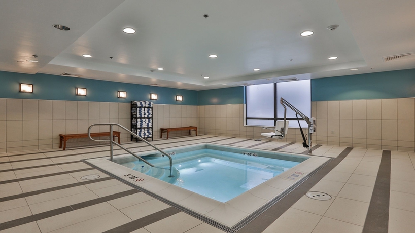 Imagen de la piscina del Hotel Holiday Inn Express Boston North-woburn. Foto 16