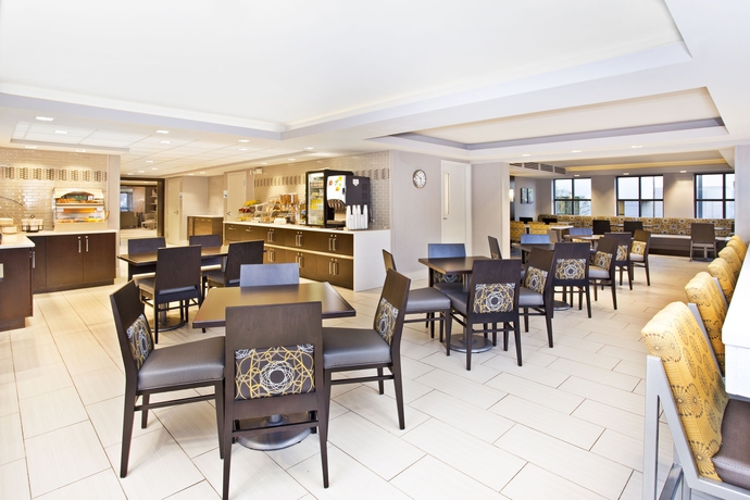 Imagen del bar/restaurante del Hotel Holiday Inn Express Boston Waltham. Foto 2