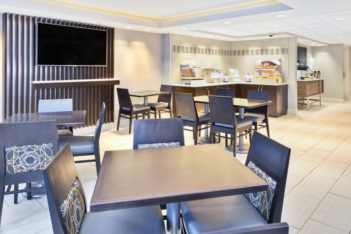 Imagen del bar/restaurante del Hotel Holiday Inn Express Boston Waltham. Foto 5