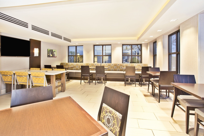 Imagen del bar/restaurante del Hotel Holiday Inn Express Boston Waltham. Foto 6