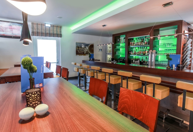 Imagen del bar/restaurante del Hotel Holiday Inn Express Bremen Airport. Foto 2
