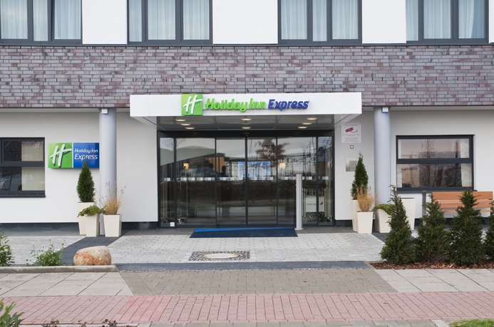 Imagen de los exteriores del Hotel Holiday Inn Express Bremen Airport. Foto 15