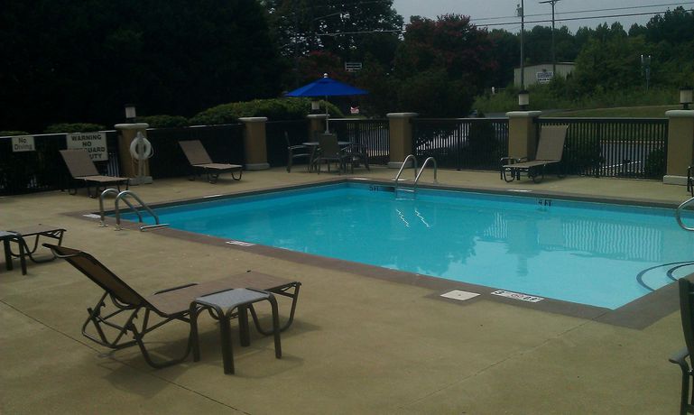 Imagen de la piscina del Hotel Holiday Inn Express Burlington, An Ihg. Foto 15