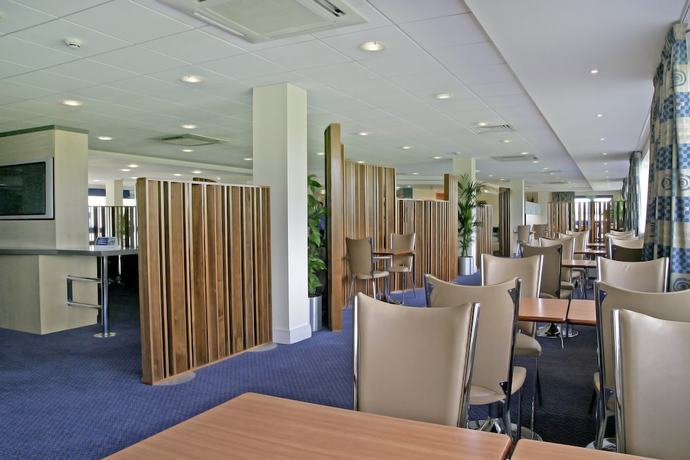 Imagen del bar/restaurante del Hotel Holiday Inn Express Cardiff Airport, An Ihg. Foto 3