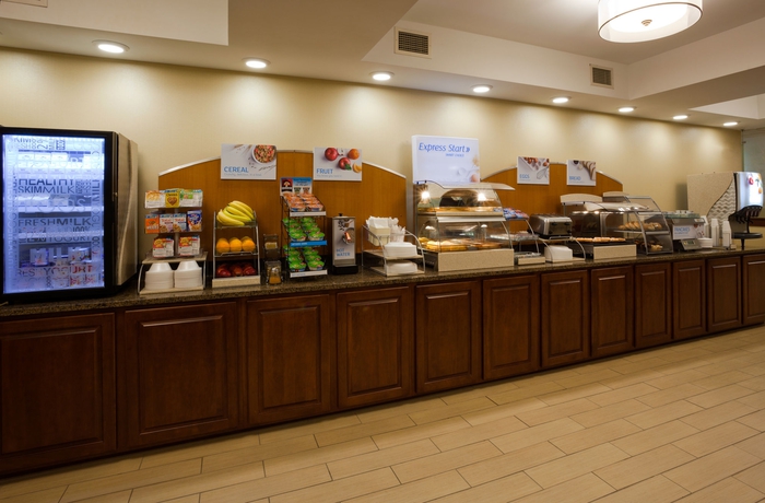 Imagen del bar/restaurante del Hotel Holiday Inn Express Cedar Rapids (collins Rd), An Ihg. Foto 2