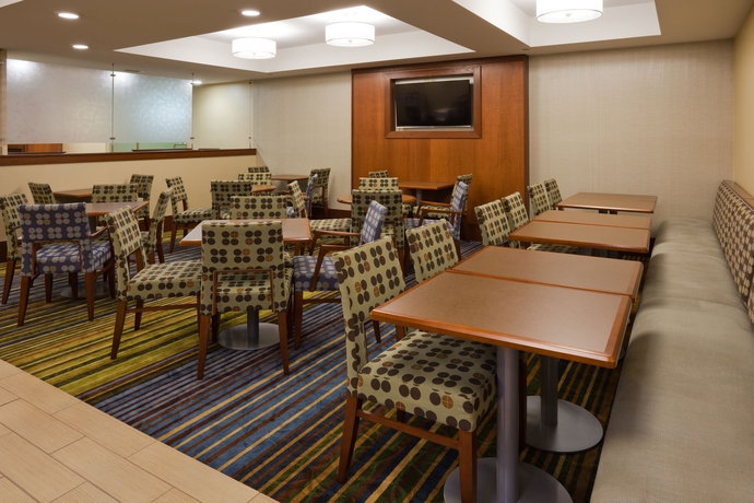 Imagen del bar/restaurante del Hotel Holiday Inn Express Cedar Rapids (collins Rd), An Ihg. Foto 3