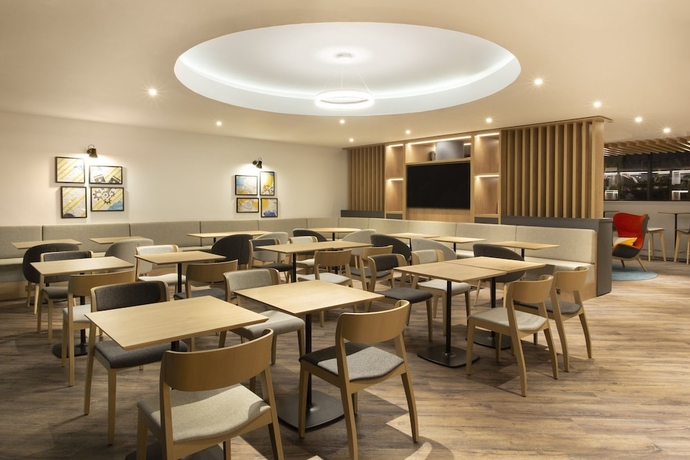 Imagen del bar/restaurante del Hotel Holiday Inn Express Cheltenham, An Ihg. Foto 4