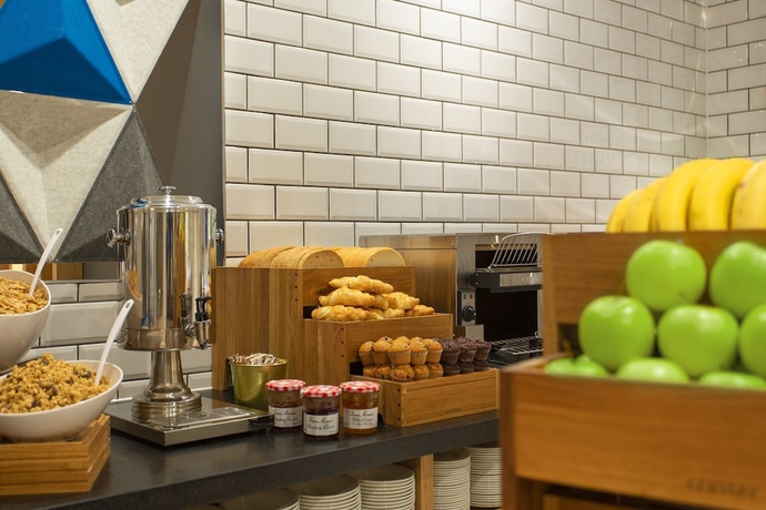 Imagen del bar/restaurante del Hotel Holiday Inn Express Cheltenham, An Ihg. Foto 6