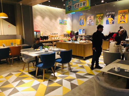 Imagen del bar/restaurante del Hotel Holiday Inn Express Chengdu Jinniu. Foto 3