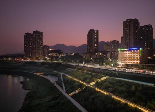 Imagen general del Hotel Holiday Inn Express Chongqing Ciqikou Ancient Town, an IHG. Foto 2