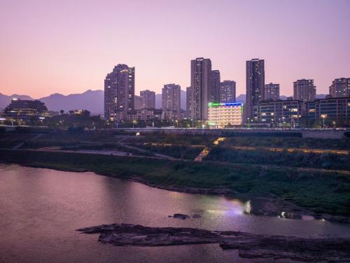 Imagen general del Hotel Holiday Inn Express Chongqing Ciqikou Ancient Town, an IHG. Foto 4