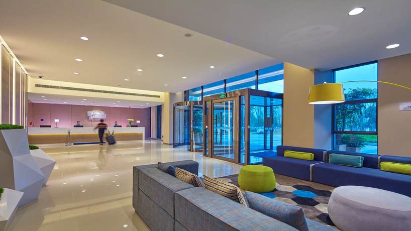 Imagen de los interiores del Hotel Holiday Inn Express Chongqing University Town. Foto 14