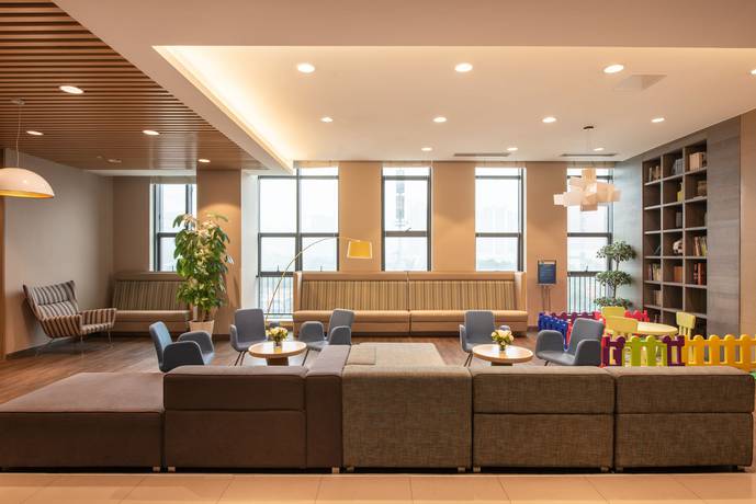 Imagen de los interiores del Hotel Holiday Inn Express Chongqing University Town. Foto 15