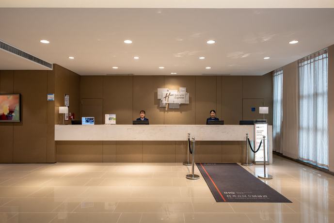 Imagen de los interiores del Hotel Holiday Inn Express Chongqing University Town. Foto 16