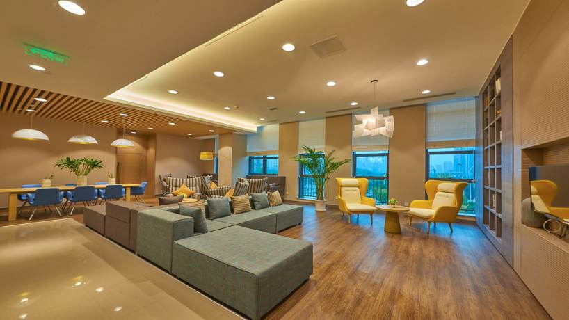 Imagen de los interiores del Hotel Holiday Inn Express Chongqing University Town. Foto 17