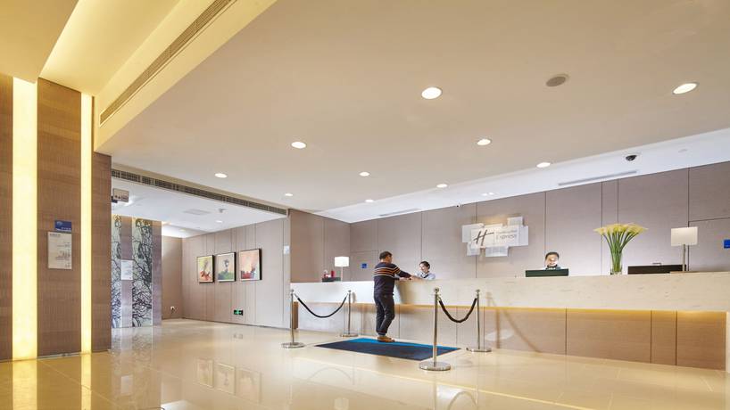 Imagen de los interiores del Hotel Holiday Inn Express Chongqing University Town. Foto 20