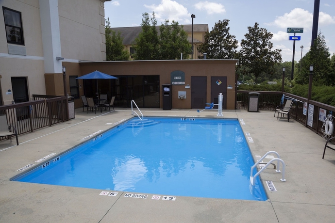 Imagen de la piscina del Hotel Holiday Inn Express Clayton, An Ihg. Foto 19