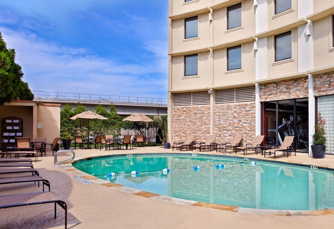 Imagen de la piscina del Hotel Holiday Inn Express Dallas Medical-Market Center by IHG. Foto 19