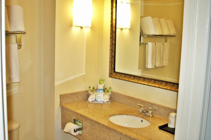 Imagen de la habitación del Hotel Holiday Inn Express Defuniak Springs, An Ihg. Foto 17