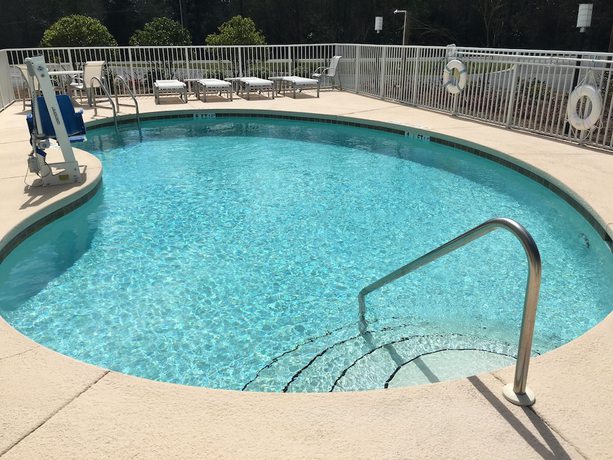 Imagen de la piscina del Hotel Holiday Inn Express Defuniak Springs, An Ihg. Foto 20