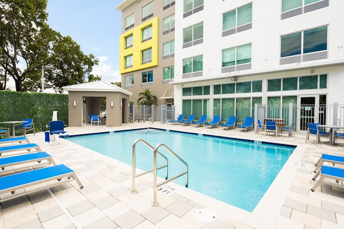Imagen de la piscina del Hotel Holiday Inn Express Doral Miami, an IHG Hotel. Foto 19