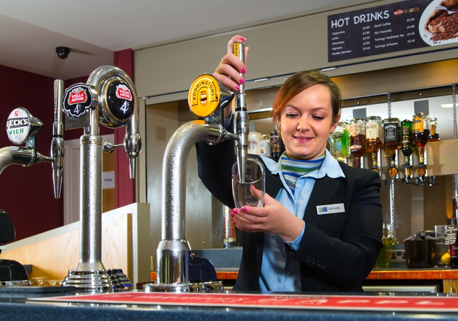 Imagen del bar/restaurante del Hotel Holiday Inn Express Droitwich M5, Jct.5. Foto 2