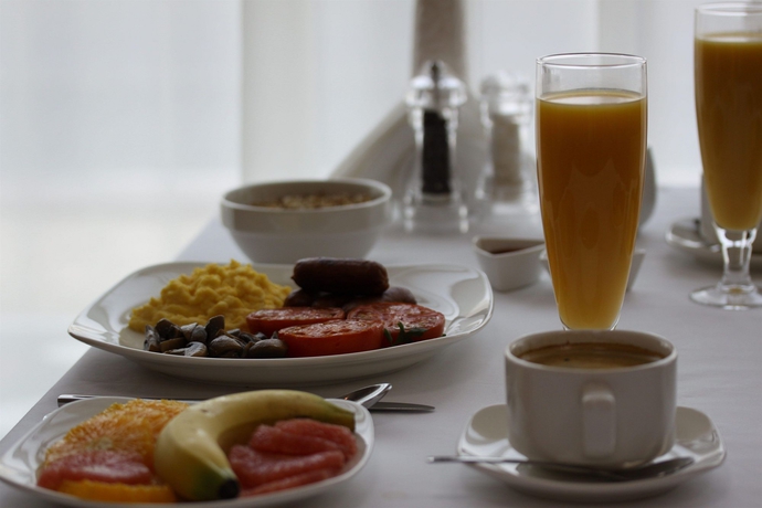 Imagen del bar/restaurante del Hotel Holiday Inn Express Dubai Airport, An Ihg. Foto 2