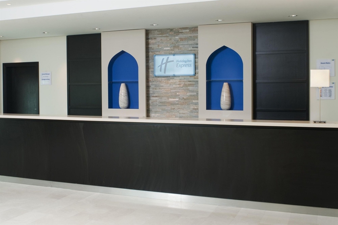 Imagen de los interiores del Hotel Holiday Inn Express Dubai Airport, An Ihg. Foto 9