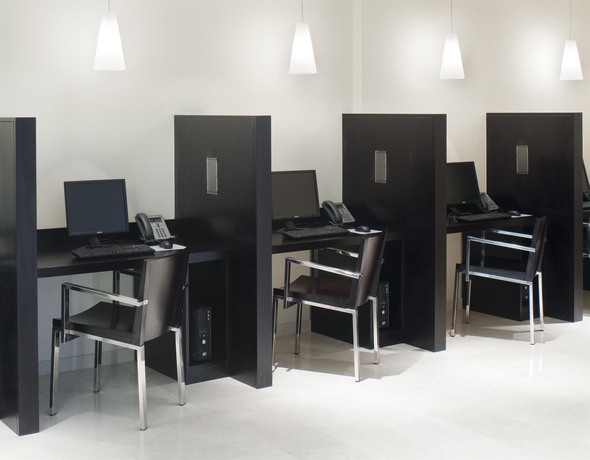 Imagen de los interiores del Hotel Holiday Inn Express Dubai Airport, An Ihg. Foto 10