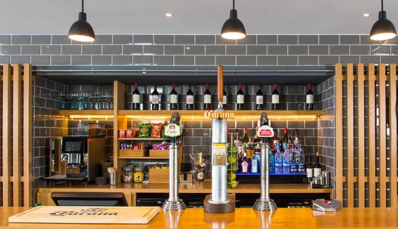 Imagen del bar/restaurante del Hotel Holiday Inn Express Edinburgh City West, An Ihg. Foto 6