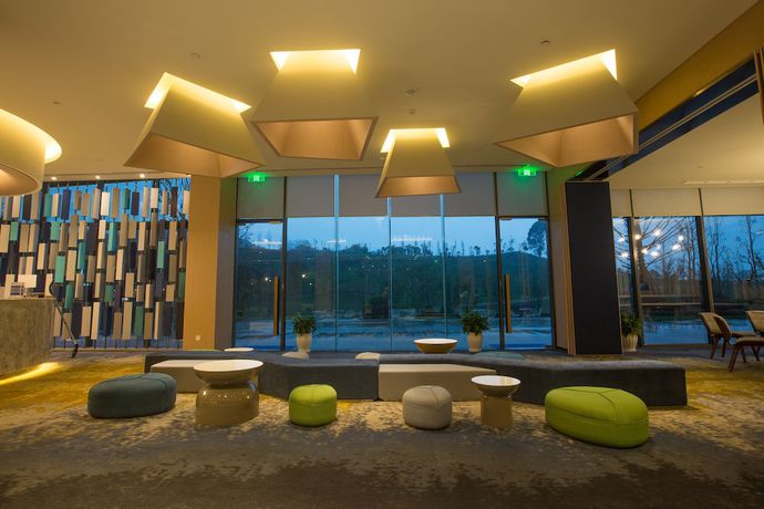 Imagen de los interiores del Hotel Holiday Inn Express Emei Mountain, An Ihg. Foto 17