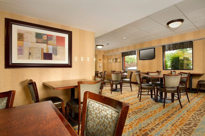 Imagen del bar/restaurante del Hotel Holiday Inn Express Fairfax - Arlington Boulevard, An Ihg. Foto 4