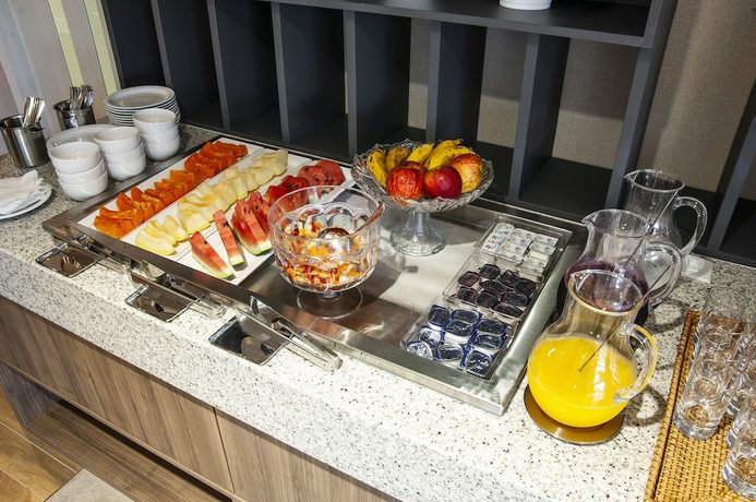 Imagen del bar/restaurante del Hotel Holiday Inn Express Farroupilha, An Ihg. Foto 2